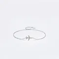 Pulsera de avión en plata de ley S925 minimalista con alas de circonita sobre fondo blanco - Plateado