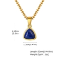 Gouden ketting met een driehoekige donkerblauwe lapis lazuli hanger op witte achtergrond - Driehoek Lapislazuli Enkele Hanger (PN-2200)