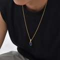 Vintage gouden herenketting met een ovale blauwe steen hanger op zwart t-shirt - Lapislazuli Hanger + Box Ketting (PN-2199)