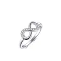 S925 Sterling Silber Unendlichkeitsring mit Mikro-Zirkonia Steinen auf weißem Hintergrund - US-Größe 5 / Silber