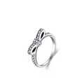 Elegante S925 zilveren strikring met micro-pave zirkonia op witte achtergrond - US Maat 6 / Zilver