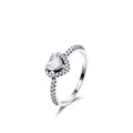Elegante anillo de plata 925 con forma de corazón y pavé de diamantes en fondo blanco - Talla EE. UU. 5 / Plateado