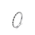 Anillo minimalista de plata de ley S925 con circonitas blancas y negras alternadas - Talla EE. UU. 5 / Piedra Negra