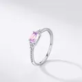Elegante anillo de plata S925 con circón rosa ovalado y pavé de diamantes en fondo blanco - Talla EE. UU. 5 / Plateado