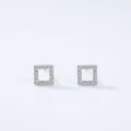 Orecchini a perno quadrati in argento S925 con pavé di cristalli su sfondo bianco - Argento 925 / Argento