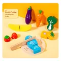 9-teiliges Holzspielzeug-Set mit Obst, Gemüse, Schneidbrett und Messer auf gelbem Grund - Obst Und Gemüse Schneidespielzeug (9-Teiliger Stil)