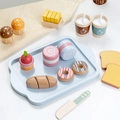 Service à thé en bois pastel avec beignets et gâteaux sur un plateau bleu - Multicolore