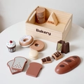Set de boulangerie en bois avec pain, donuts et fromage dans une caisse rustique - Groupe de Gâteaux de Boulangerie en Bois