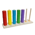 Regenbogen-Zählspielzeug mit bunten Holzringen und Säulen auf einem Holzsockel - Ring-Herausforderungsspiel
