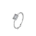 Elegante anello in argento S925 con zircone taglio smeraldo su uno sfondo bianco - US 5 / Rettangolare