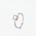 Anello in argento sterling S925 con scintillante zircone rotondo incastonato a 4 griffe - Taglia US 5 / Argento