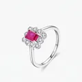 Elegante anillo de plata S925 con gema roja rectangular y halo de diamantes - Talla US 5 / Plateado