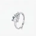Elegante S925 zilveren Toi et Moi ring met hartvormige en emerald geslepen stenen - Amerikaanse maat 5 / Zilver