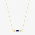 Elegante collana in oro a vite con gemma blu rettangolare e diamanti su sfondo bianco - Oro (Pietra Blu)