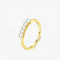 Minimalistischer S925 Silberring in Gold mit fünf schimmernden runden Mondsteinen - US Größe 5 / Gold