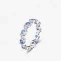 Anello eternity in argento S925 con pietre blu cielo e bianche su sfondo bianco - Taglia US 5 / Argento