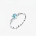 S925 Sterling Silber Ring mit rundem blauen Edelstein und Seitendiamanten auf Weiß - US Größe 5 / Silber