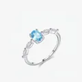 Elegante anillo de plata s925 con cristal azul ovalado y diamantes brillantes laterales - Talla US 5 / Plateado