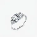 S925 Silberring mit Smaragd- und Birnenschliff Zirkonia im Drei-Steine-Design - US 5 / Silber