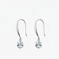 Pendientes de plata s925 con circonitas en forma de gota de agua sobre fondo blanco - Plata 925 / Plateado