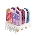 Set di ghiaccioli in legno con sei stecchi colorati e supporto espositivo bianco - Stile Ghiacciolo