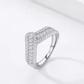 Eleganter S925 Silberring in V-Form mit Smaragdschliff-Kristallen und Pavé-Diamanten - US Größe 5 / Silber