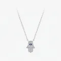 Silberne S925 Hamsa Hand Kette mit Zirkonia und blauem Auge des Bösen auf weißem Hintergrund - 925er Silber / Silber