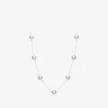 Elegante collar de plata de ley S925 con siete perlas blancas redondas sobre fondo blanco - Plata 925 / Plata de ley 925