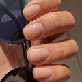 Primer plano de uñas postizas cuadradas en rosa nude brillante con gafas de sol negras - Cuadrado Mediano / 24 Piezas/Juego / Rosa Nude (CDJ-A2-182)