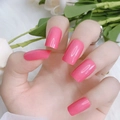 Primer plano de uñas postizas cuadradas en rosa brillante puestas en la mano - Cuadrado Mediano (CDMJ-34-150) / 24 Piezas/Paquete + Pegamento de Gelatina + Mini Lima de Uñas / Rosa fuerte