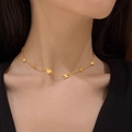 Elegante collar dorado con colgante Triomphe, corazones y estrellas en modelo - Collar Arco Del Triunfo De Oro