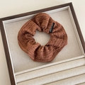 Koreaanse bruine gebreide scrunchie met vlechttextuur en zwart labellabel detail - #2 Bruin 11 Cm