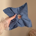 Donkerblauwe denim haarelastiek met kantdetail op een hand in een zachte binnensetting - #2 Donkerblauw 21 Cm