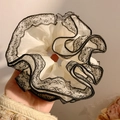 Oversized scrunchie van crème organza met een rand van delicaat zwart kant - #1 Dubbellaags Haarelastiek Met Kanten Afwerking Wit - 17 Cm