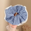 Grote scrunchie met blauw-wit ruitjespatroon en verfijnde kanten rand in landelijke stijl - #2 Blauw Circa 18 Cm