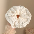 Bloemen kanten scrunchie in beige met blauwe print en Hand Made label - #4 Blauw Bloemenpatroon Ongeveer 19 Cm