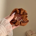 Bruine satijnen scrunchie met zijdeglans en rijke plooien voor dames in de hand - #11 Mocha Coffee (ca. 10 Cm)
