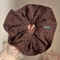 Chique scrunchie met luipaardprint in donkerbruin met FASHION geweven label detail - #2 Donkerbruine Luipaardprint Circa 18 Cm