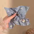 Lichtblauwe bloemen kant scrunchie met ruitjesstrik en schattig beer borduursel - 2# Blauwe Strik Haarband # Ca. 12 Cm