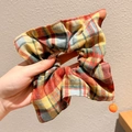 Haarelastiekje met ruitpatroon met oranje kraalbedel en bloemige kanttextuur details - #2 Gestreepte Vierkante Sjaal Met Gele Kralen Circa 20 Cm