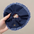 Marineblauwe katoenen scrunchie met blauw-witte ruitjesrand en gouden metalen logo - #4 Blauwe Haarelastiek - Geruite Rand Circa 16 Cm