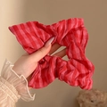 Grote rood-roze geruite scrunchie van kant met bloemtextuur in handvastgehouden view - #4 Rode Geruite Vierkante Zakdoek Circa 22 Cm