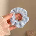 Blauw-witte geruite scrunchie haarelastiekje vastgehouden voor een elegante look - #5 Melkblauw Geruit Patroon (ca. 9 Cm)