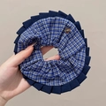 Bloemige kanten haarelastiek in marineblauw met ruitpatroon en een knoopdetail - Haarelastiekje Met 5 Vakjes - Blauwe Rand Circa 165 Cm
