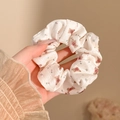 Grote kanten scrunchie met schattige beren en roze bloemen op een witte stof - #1 Haarelastiekje Met Beertje 10 Cm