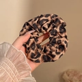 Satijnen scrunchie met luipaardprint in bruin en zwart bij een witte kanten mouw - 3# Grote Luipaardprint Formaat 13 Cm