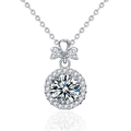 Moissanit S925 Silberhalskette mit Schleifenanhänger und rundem Halo-Stein auf weißem Grund - 1 Karat Moissanit / 925 Sterling Silber (Weissgold Beschichtet)