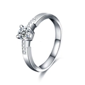 Anillo clásico de plata esterlina 925 moissanita con engaste de cuatro garras y piedras - US 5 / Moissanita de 0.5ct