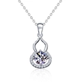 Collana con pendente a zucca in argento 925 con moissanite rotonda e design traforato - Argento 925 / Moissanite da 1ct (Placcato in Oro Bianco)
