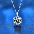 Collana in argento con ciondolo in moissanite a sei griffe su sfondo di velluto blu - Stile Diamante Rotondo a Sei Griffe 1.0ct (XMZ004) / Argento 925